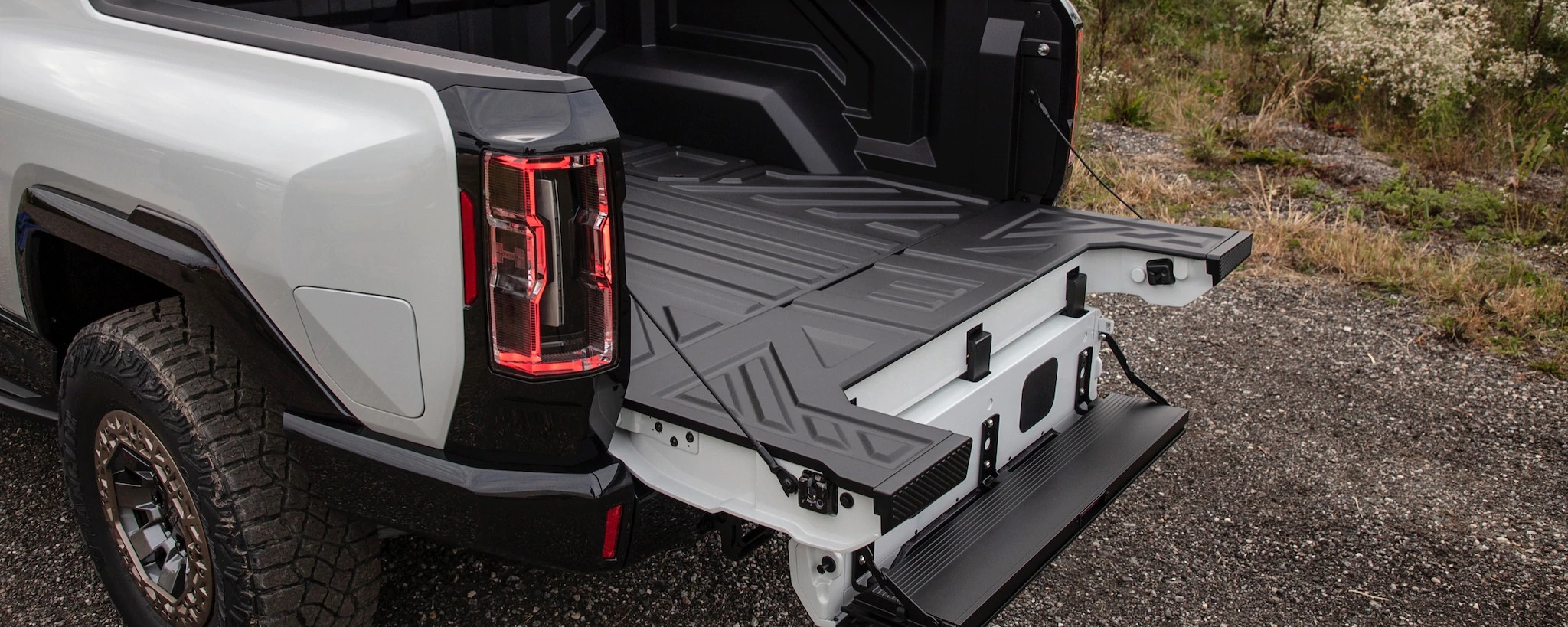 MULTIPRO™ TAILGATE: ENHANCED VERSATILITY MULTIPRO™ TAILGATE: ENHANCED VERSATILITY