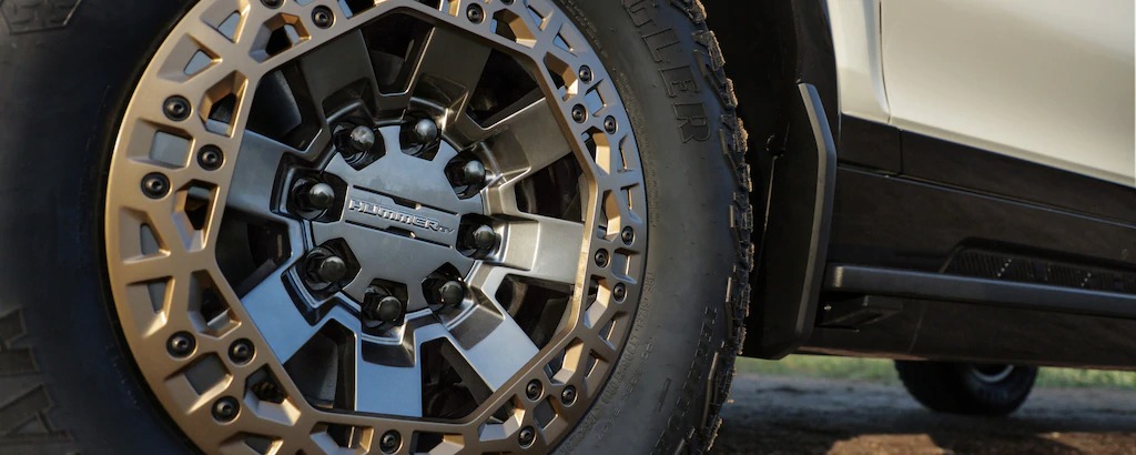 DISTINCTIVE WHEELS: PERFORMANCE MEETS STYLE DISTINCTIVE WHEELS: PERFORMANCE MEETS STYLE